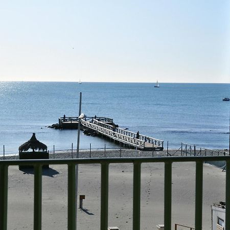 Litus Roma Hostel Λίντο ντι Όστια Εξωτερικό φωτογραφία The pier at the end of the promenade