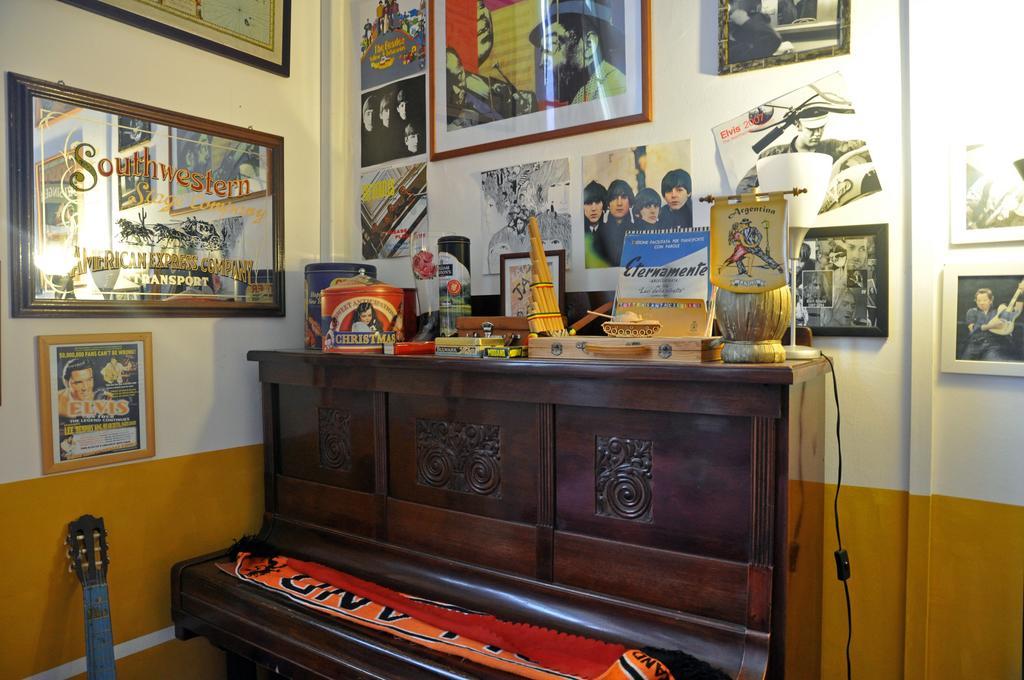 Litus Roma Hostel Λίντο ντι Όστια Εξωτερικό φωτογραφία The piano at the Abbey Road Studios