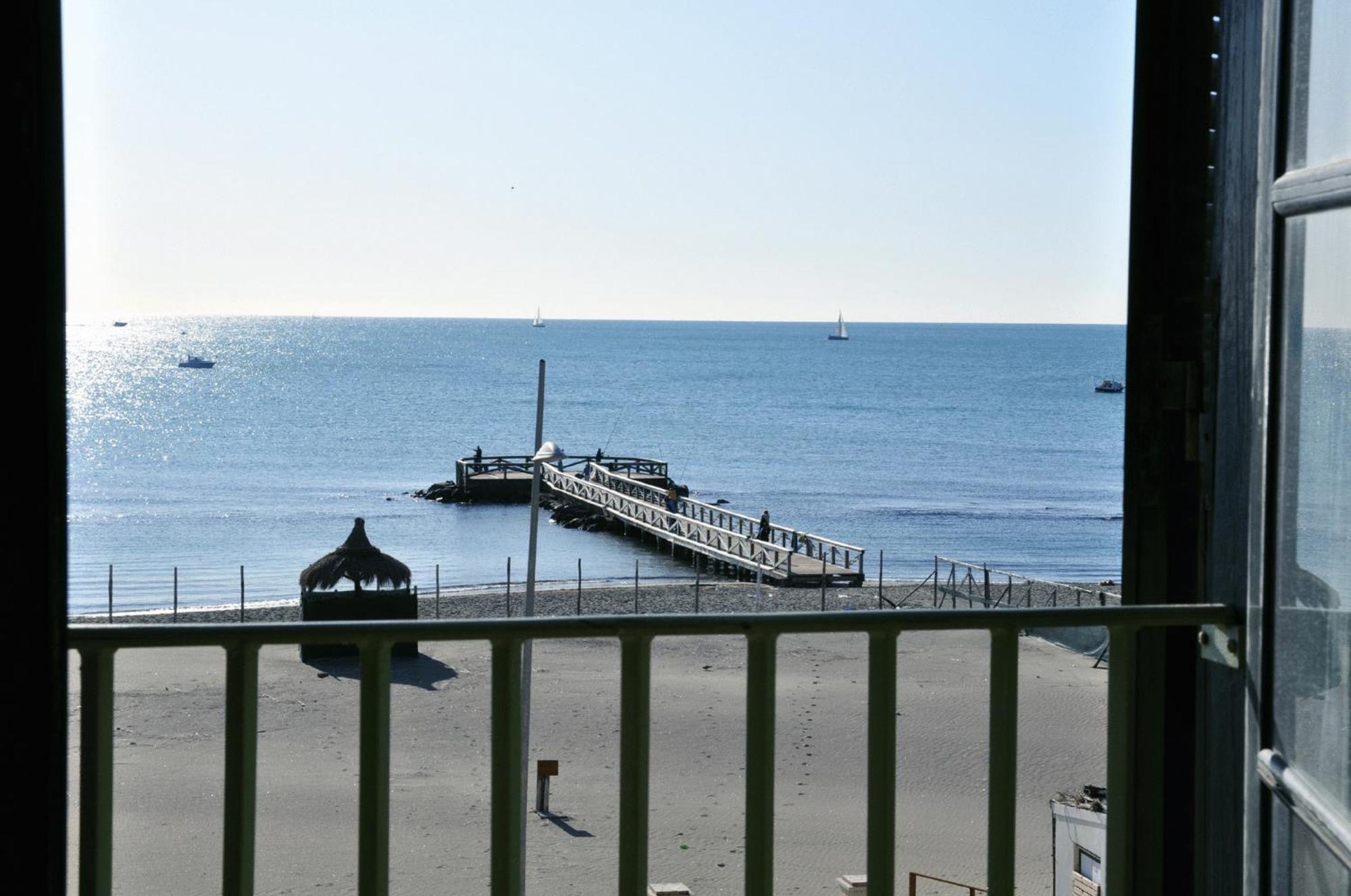 Litus Roma Hostel Λίντο ντι Όστια Εξωτερικό φωτογραφία The pier at the end of the promenade