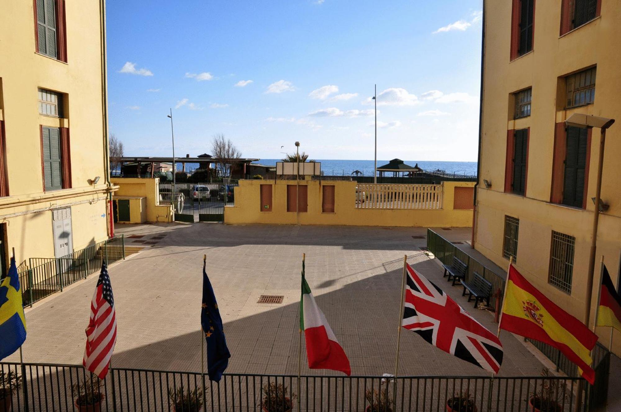 Litus Roma Hostel Λίντο ντι Όστια Εξωτερικό φωτογραφία The courtyard of the International School of Rome