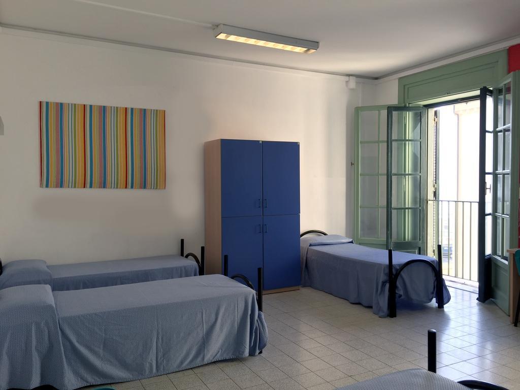 Litus Roma Hostel Λίντο ντι Όστια Εξωτερικό φωτογραφία A typical bedroom in a residence hall