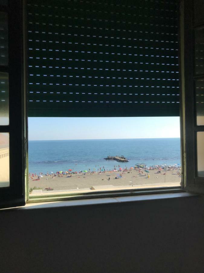 Litus Roma Hostel Λίντο ντι Όστια Εξωτερικό φωτογραφία View of the beach from the hotel